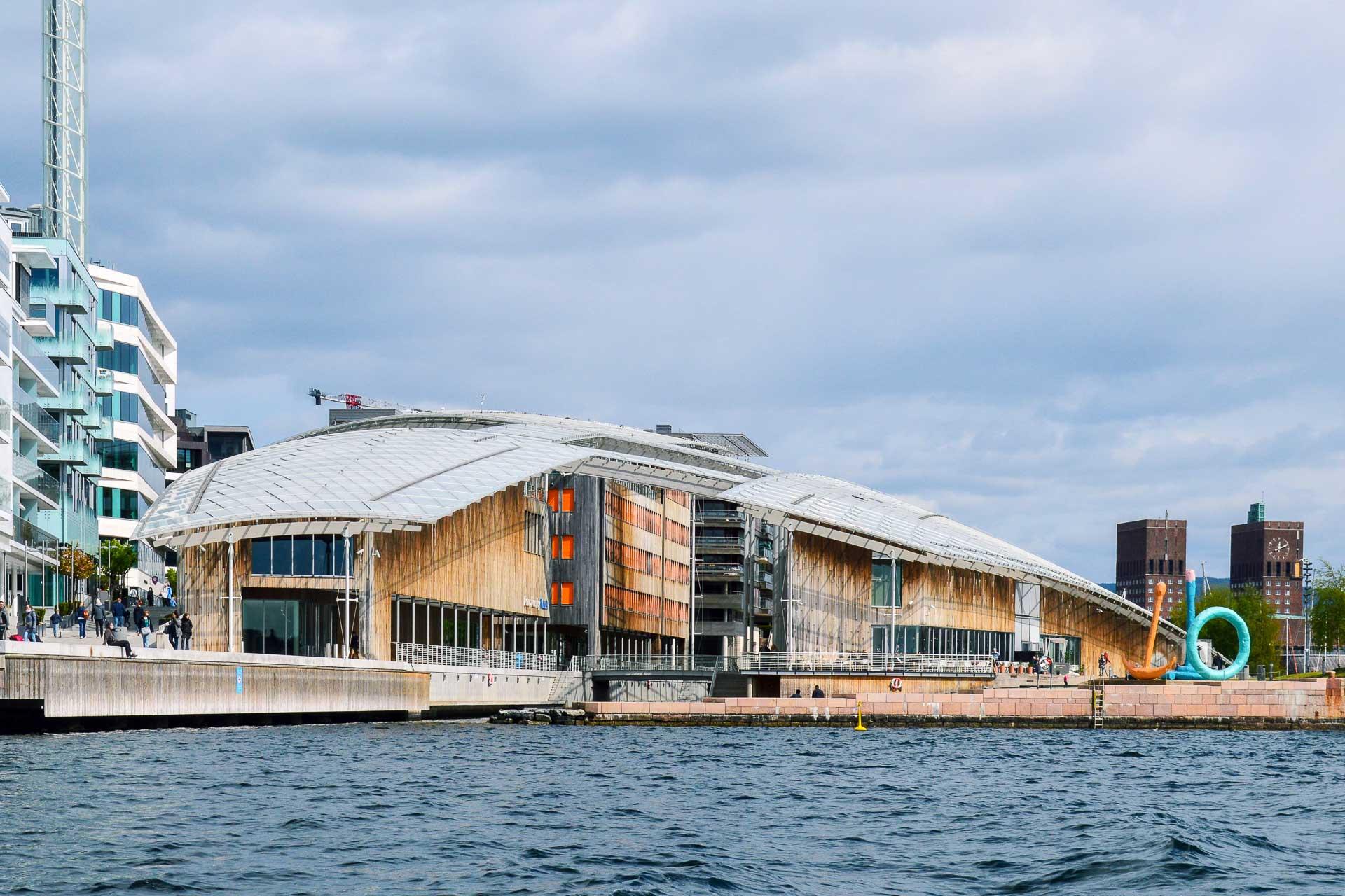 L’Astrup Fearnley Museum déploie son architecture navale au ras de l’eau.