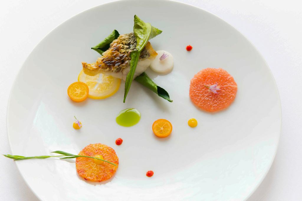 Le bar croustillant, l’un des plats signatures de Kei Kobayashi.