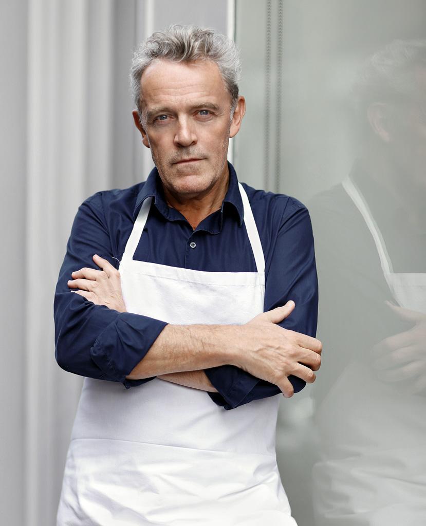 Portrait d’Alain Passard, le chef triplement étoilé de L’Arpège, dont Bertrand Grébaut fut le disciple © Douglas-McWall