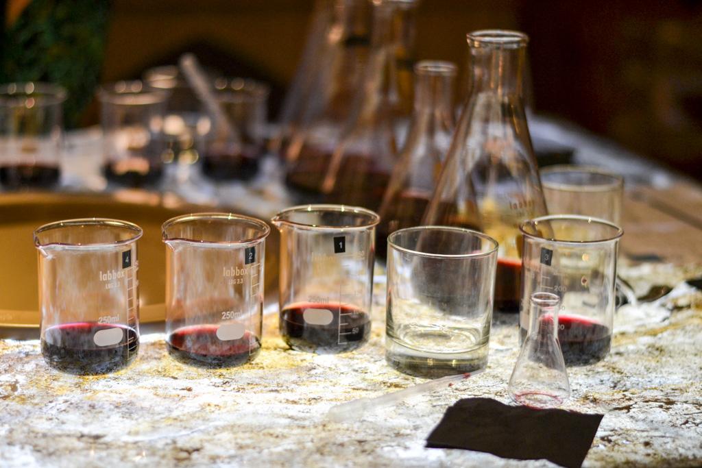 Pendant l’atelier de création de vin des Caves du Louvre © Mélissa Leroux