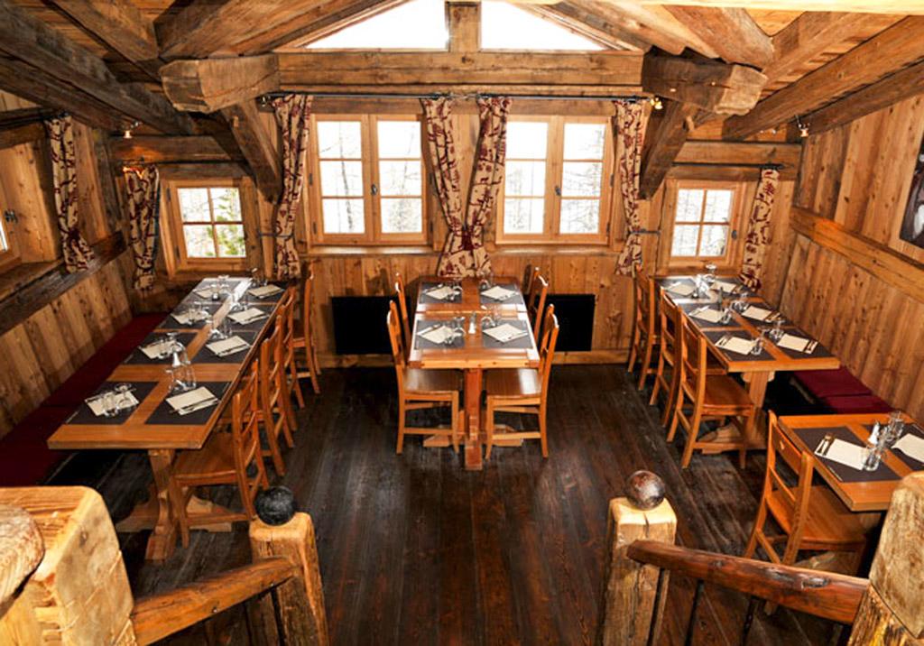 À l’intérieur du restaurant d’altitude L’Edelweiss, sur les hauteurs du Fornet © YONDER.fr