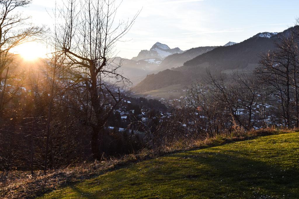 Vue sur la vallée depuis la chambre 108 du Chalet Alice (sans neige malheureusement en ce début de saison particulièrement doux) © Yonder.fr