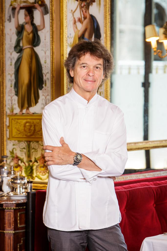 Le chef Guy Martin pose dans son restaurant du Grand Véfour. © DR