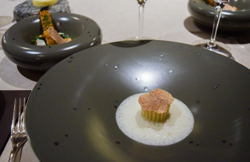 Truffe blanche en deux services : bucatini au premier plan, oeuf confit au second © Yonder.fr