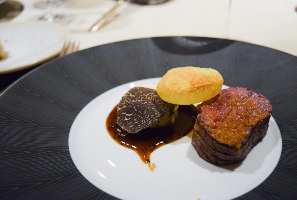 Filet de boeuf Black Angus, pomme de terre fondante "dauphinoise", truffe : un plat dont on se souviendra un moment © Yonder.fr