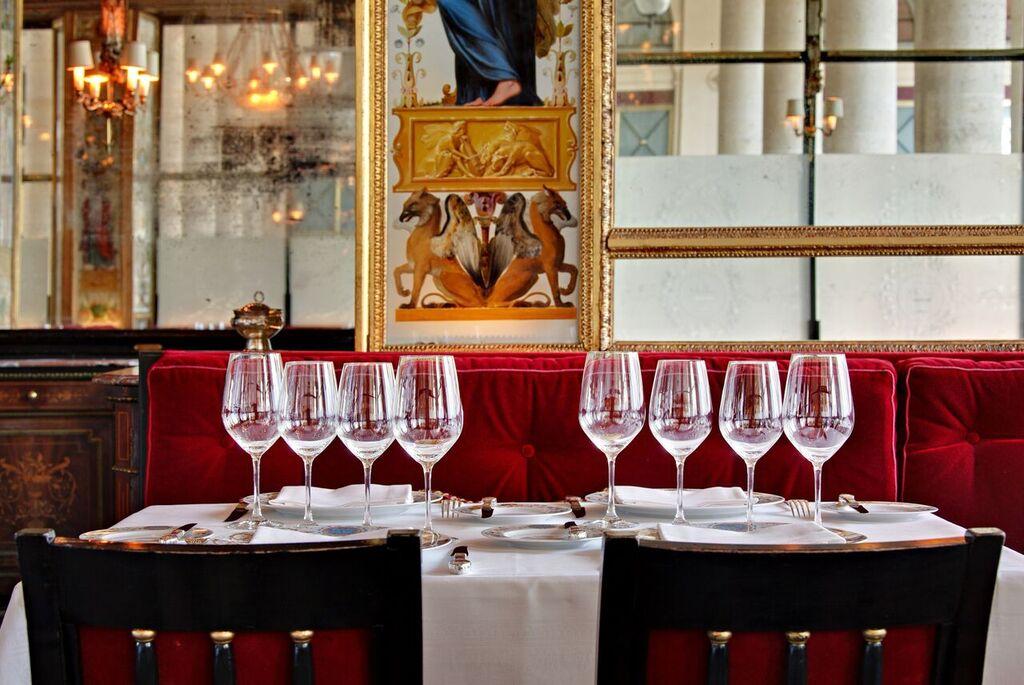 À l’intérieur du Grand Véfour, l’un des plus anciens restaurants de Paris