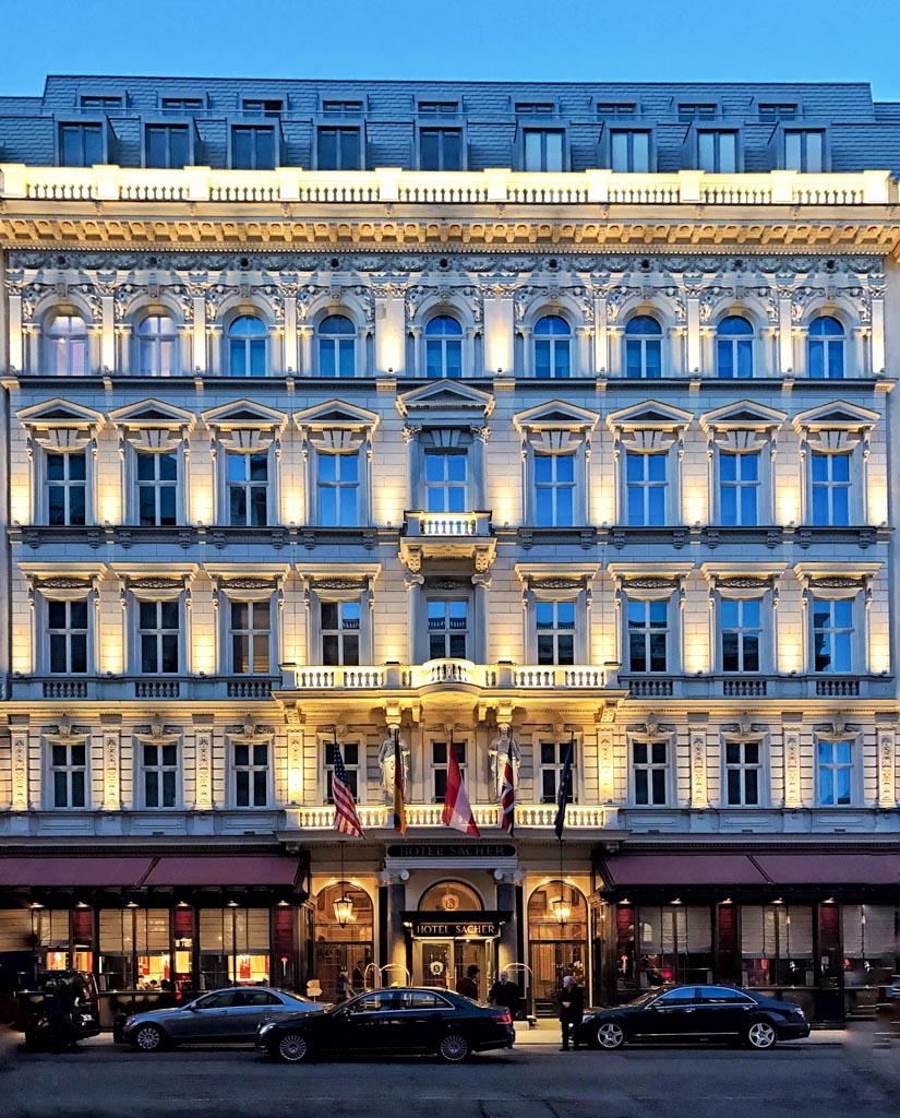 La façade de l’Hotel Sacher, à la nuit tombée © YONDER.fr