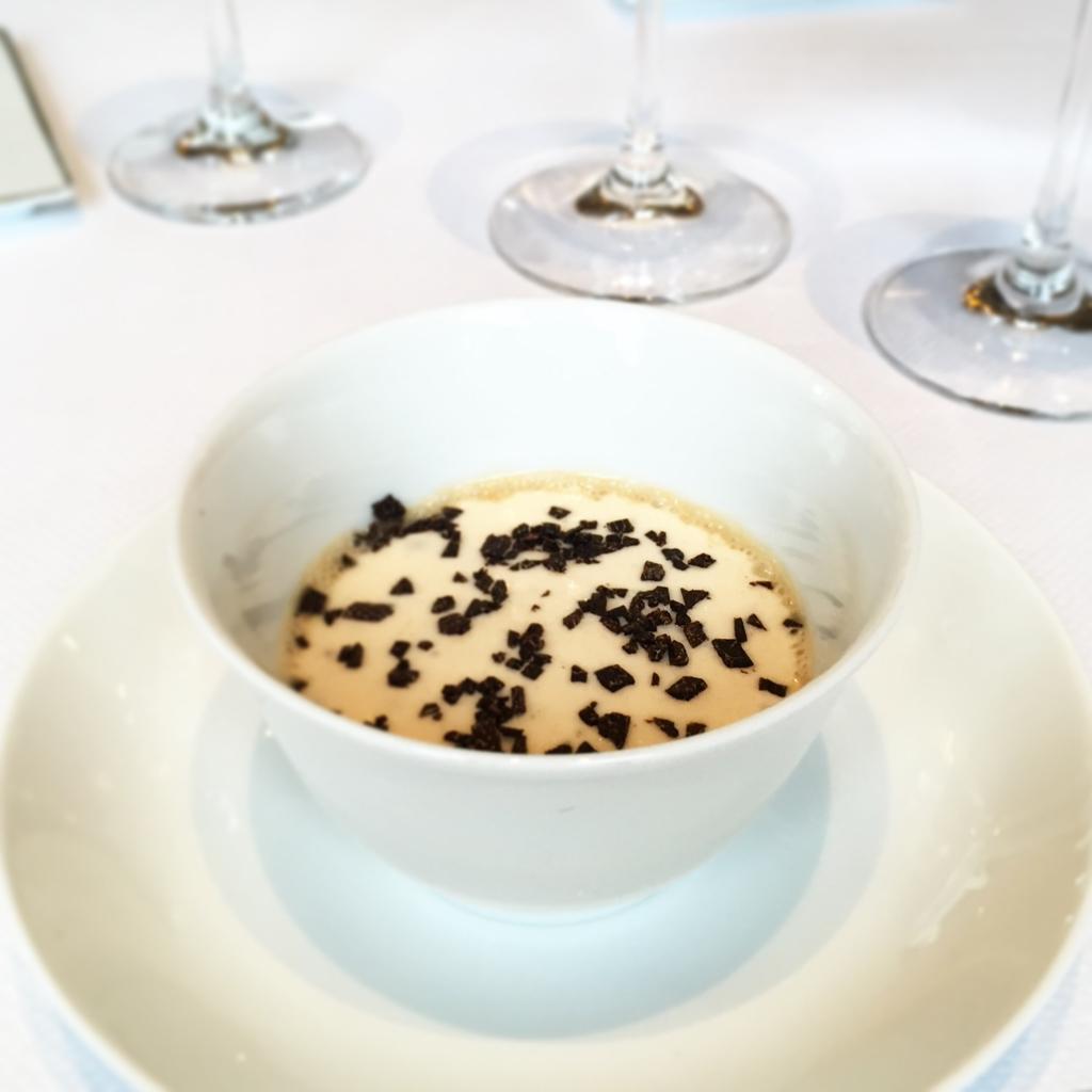 chaud-froid d’oignons, truffe et crème de champignons : une mise en bouche réussie © Yonder.fr