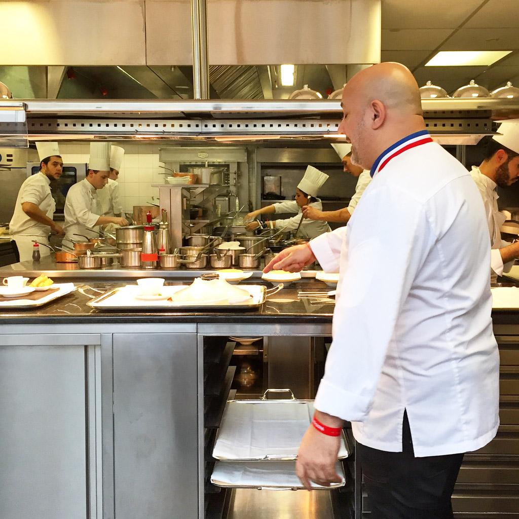 Frédéric Anton dans les cuisines du Pré Catelan, en plein service © Yonder.fr