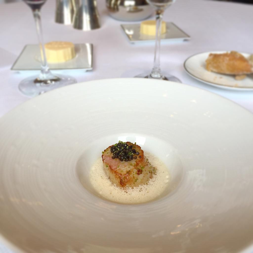 Citron et caviar pour accompagner la dernière des quatre Saint-Jacques © Yonder.fr