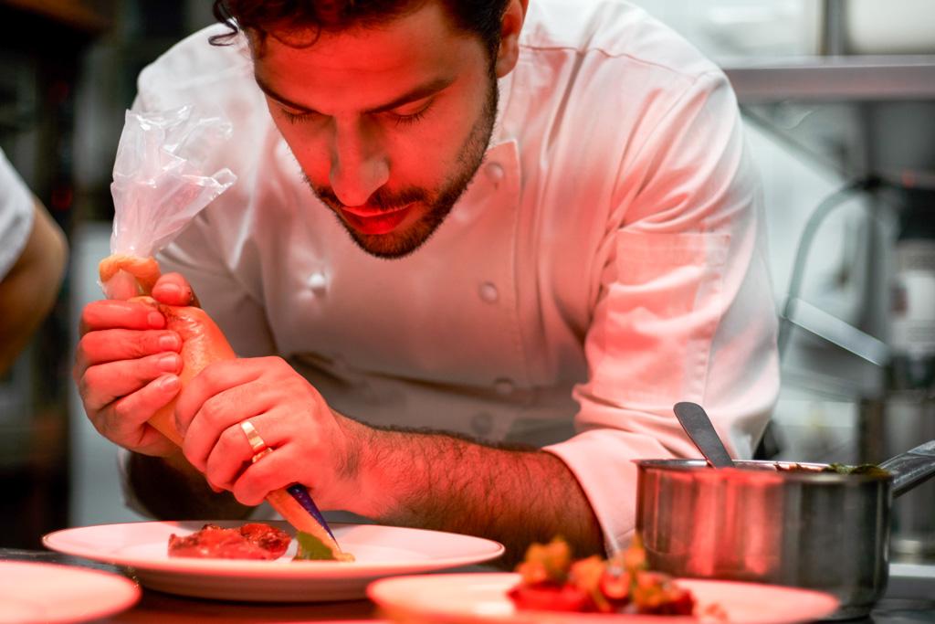 Portrait de Simone Tondo en cuisine