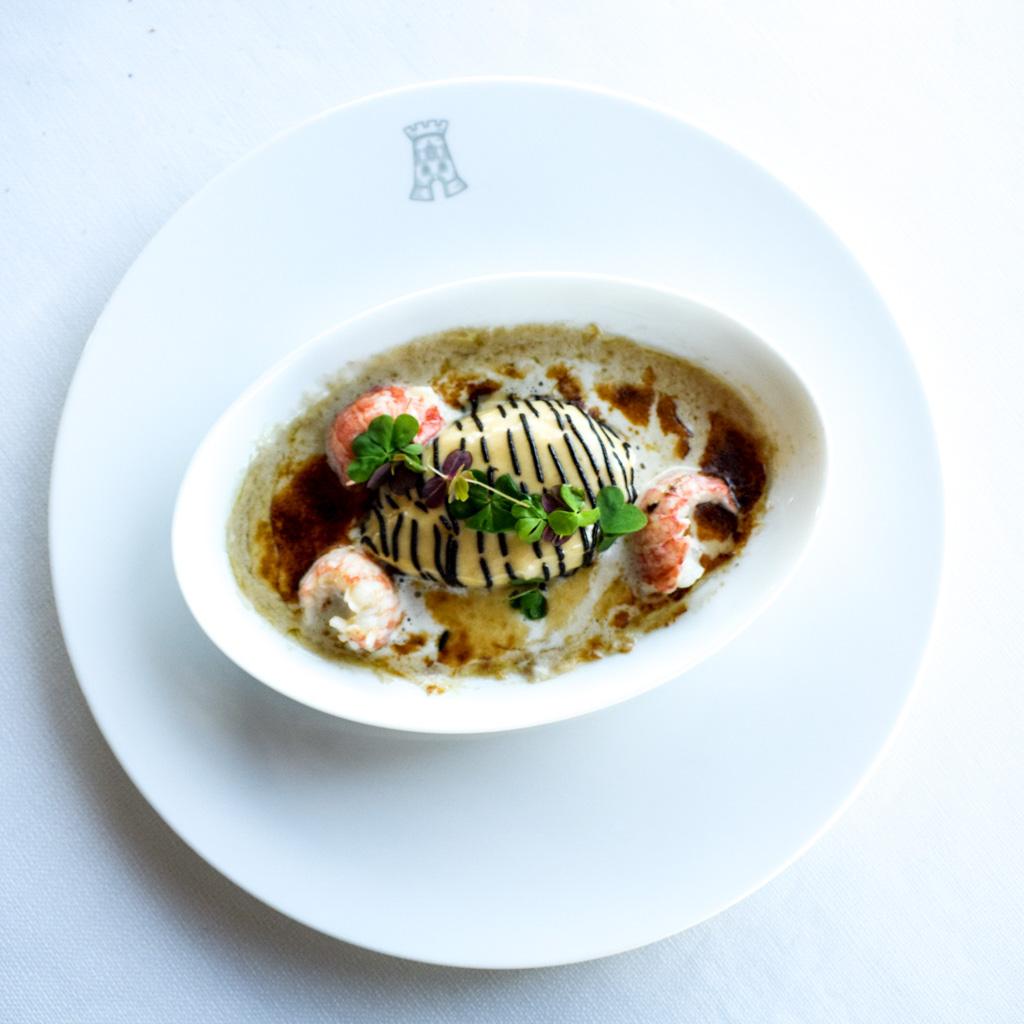 Quenelle du 21e siècle, hommage au grand-père, sauce fleurette gratinée aux écrevisses, oxalis © YONDER.fr