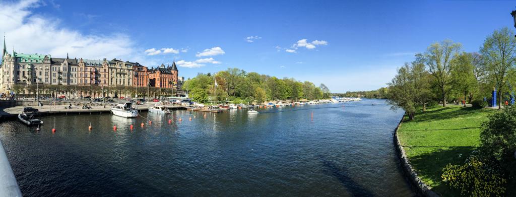 Sur le pont reliant Östermalm à Djurgården, au bout de la prestigieuse avenue Strandvägen © Yonder.fr