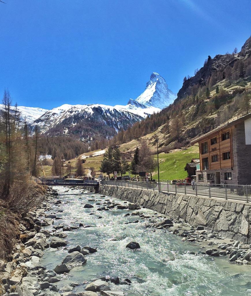 Vue idyllique sur le Cervin (Matterhorn) depuis le village de Zermatt, ici au printemps © Yonder.fr