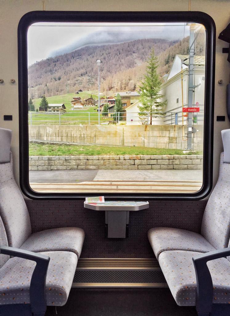 Vue "carte postale" depuis la ligne de train Matterhorn-Gotthard Bahn reliant Zermatt à Viège (Visp) © Yonder.fr