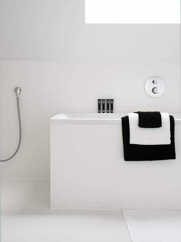 On retrouve dans les salles de bain le même style minimaliste qui fait le charme du lieu © Yonder.fr