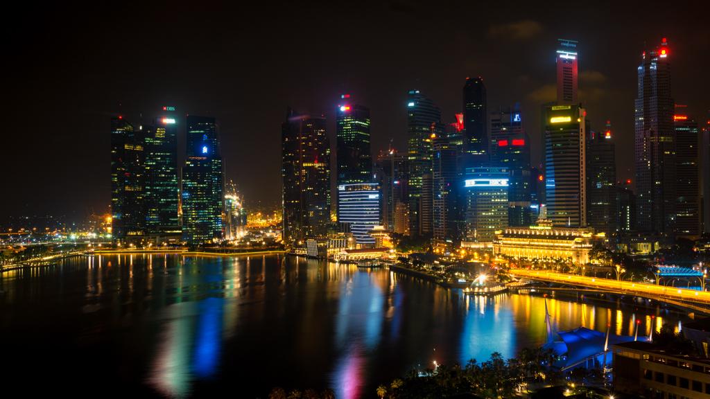 La skyline de Singapour vue de nuit depuis une chambre Premier Harbour Room | © Yonder.fr