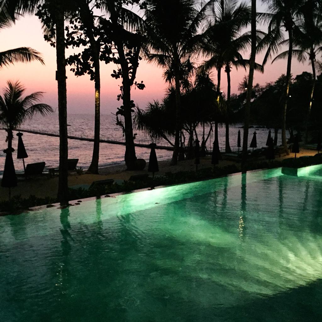 La piscine, longue de 47 mètres, domine la plage privée de l’hôtel.
