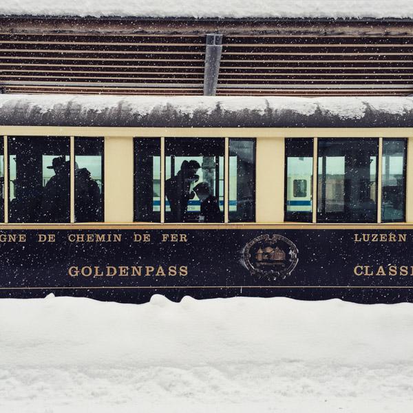 Arrivée à Gstaad en Goldenpass, train panoramique permettant de rejoindre la station depuis Montreux | © Yonder.fr