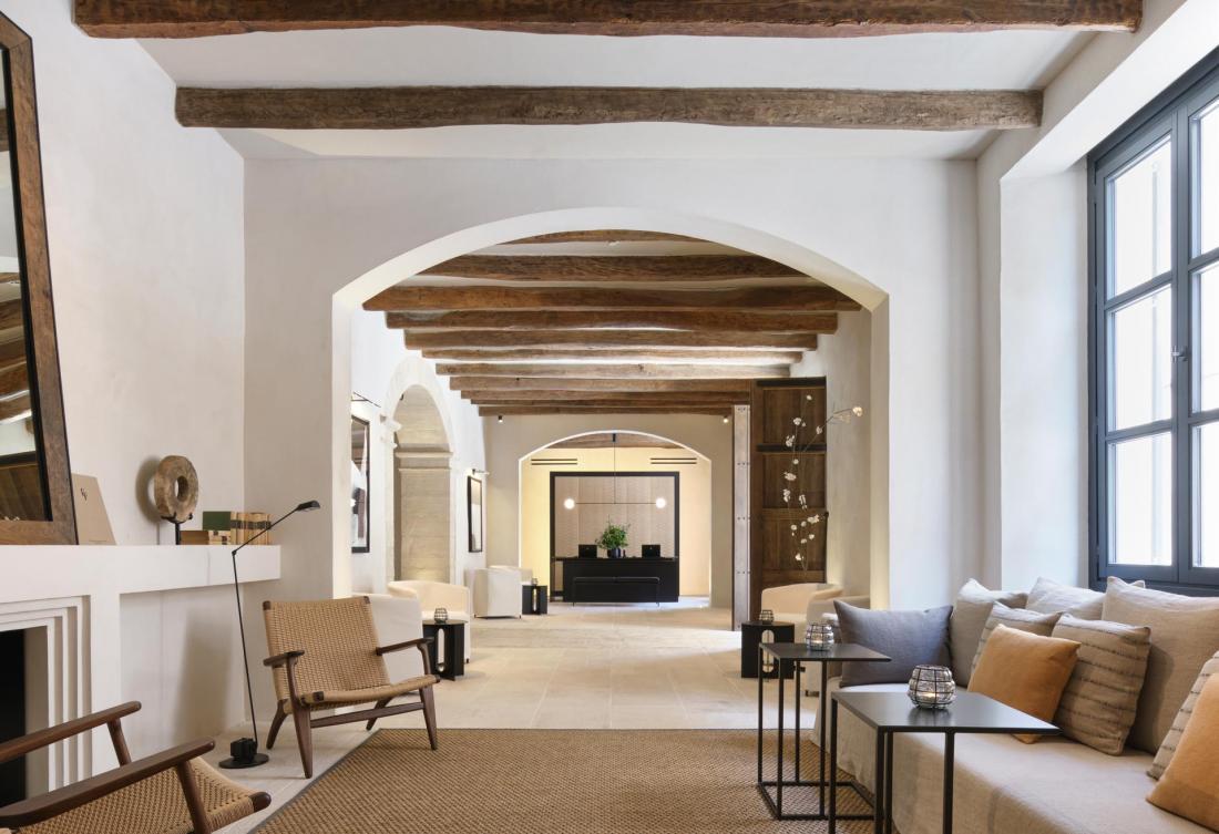 Les poutres en bois et la pierre d’origine sont en juxtaposition avec le mobilier élégant Les poutres en bois et la pierre d’origine sont en juxtaposition avec le mobilier élégant