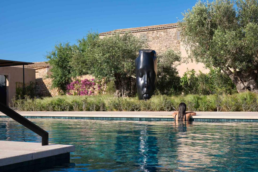 Au bord de la piscine extérieur, on paresse entourés de cyprès, d’olivier de bougainvillier violet Au bord de la piscine extérieur, on paresse entourés de cyprès, d’olivier de bougainvillier violet
