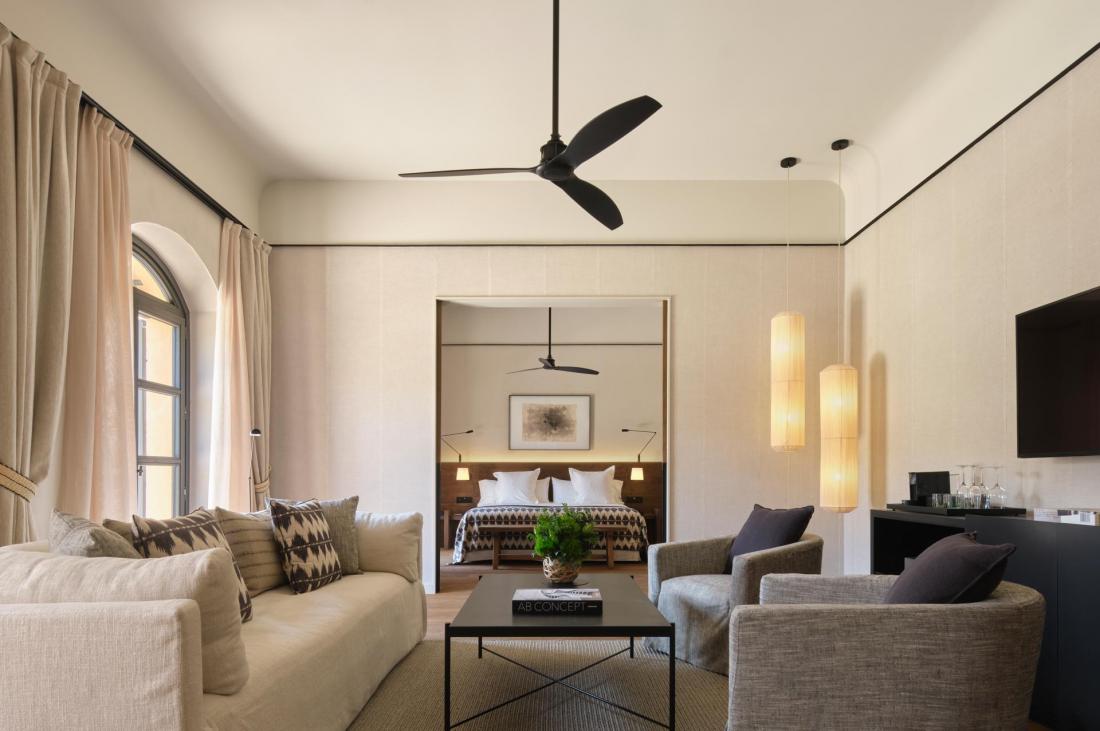 Les chambres, conçues individuellement, ont été décorées avec des meubles sur mesure Les chambres, conçues individuellement, ont été décorées avec des meubles sur mesure