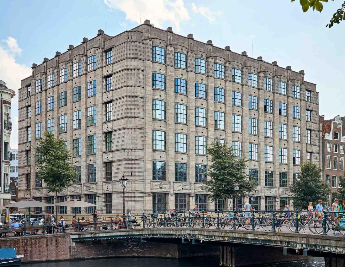 Depuis la fin juillet, le Bungehuis, bâtiment classé érigé en 1934, abrite le premier hôtel signé Soho House dans la capitale néerlandaise