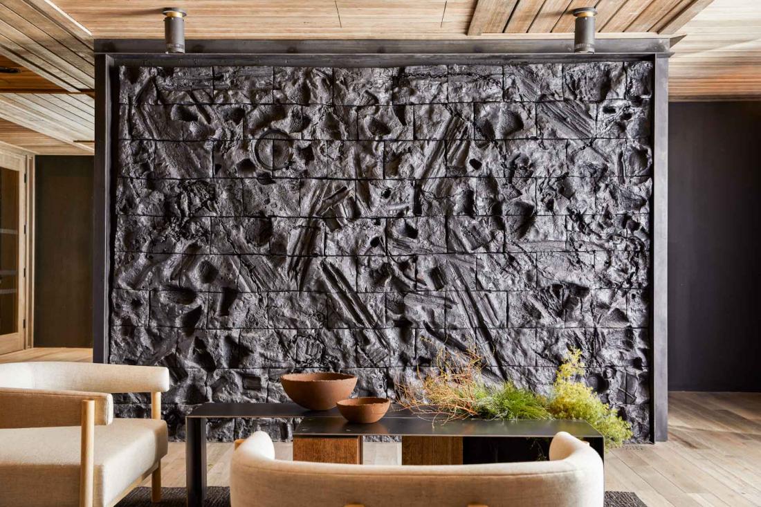 Le ton est donné dans l’entrée de l’hôtel : œuvres d’art et décor contemporain