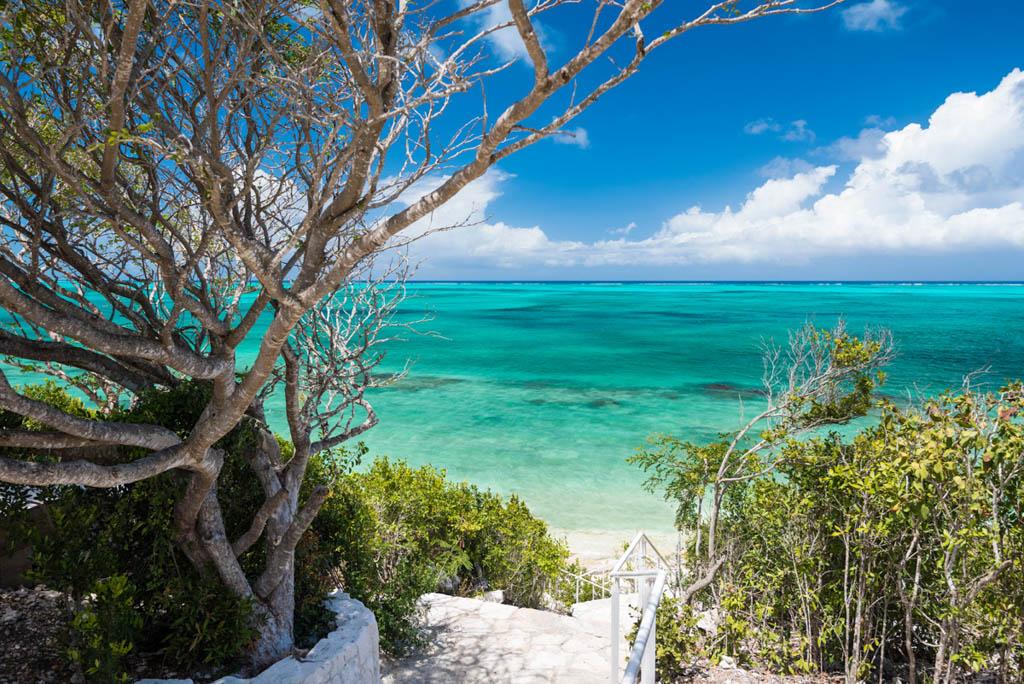 Les villas de Beach Enclave North Shore, sur l’île de Providenciales (Turks-et-Caïcos) ont un accès direct à une longue plage de sable blanc