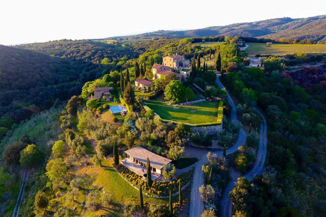 Ce château du XIIème siècle a su conserver le charme de l’Italie d’autrefois, et le voir apparaître au sommet de cette colline est un temps fort d’un voyage en Toscane