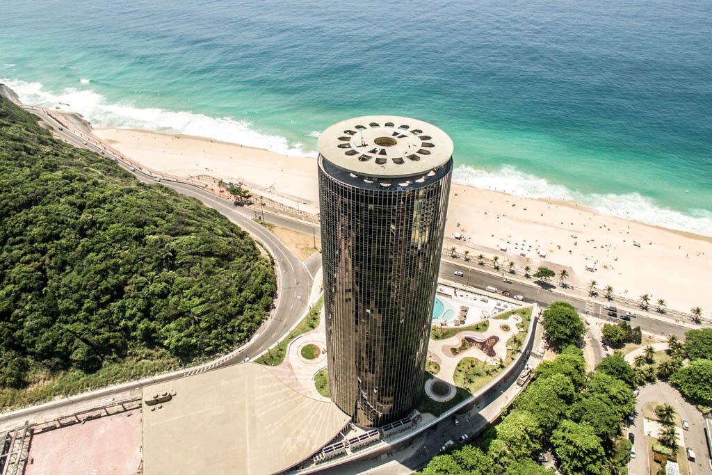 Classé au patrimoine historique de la ville, l’édifice a été imaginé par le légendaire architecte brésilien Oscar Niemeyer