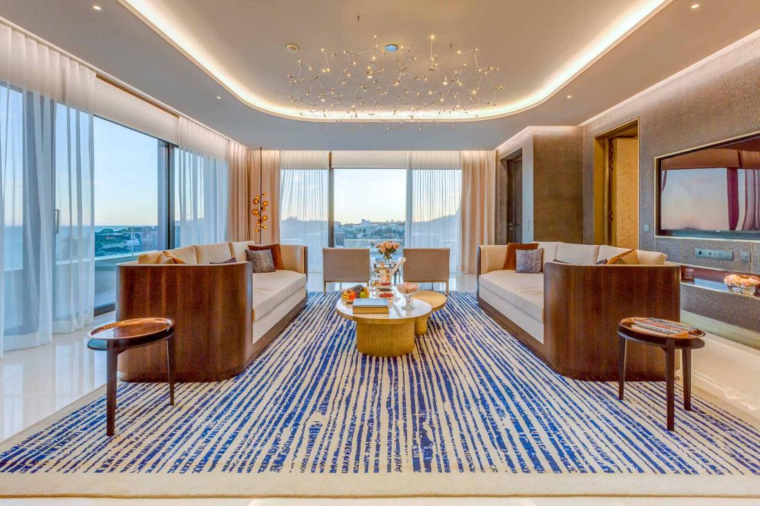 La Suite Princesse Grace, la plus vaste de l’établissement, s’étend sur près de 1,000 mètres carrés aux 7ème et 8ème étages de l’Hôtel de Paris Monte-Carlo