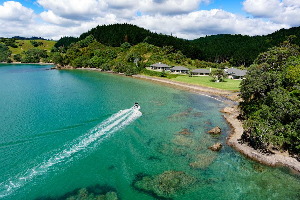 Aux confins de la Nouvelle-Zélande, le Helene Bay Lodge propose un hébergement luxueux au coeur des plus beaux paysages du pays