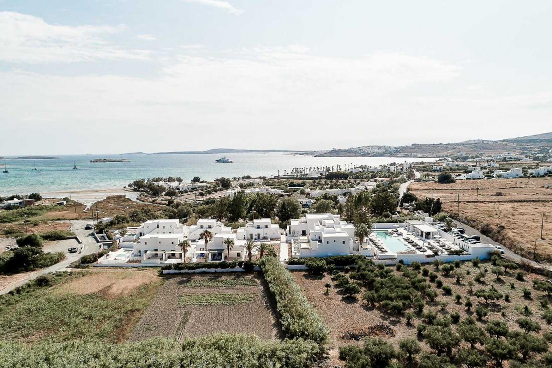 À deux pas de la mer Égée, le Parilio est situé au nord-est de Paros dans les Cyclades