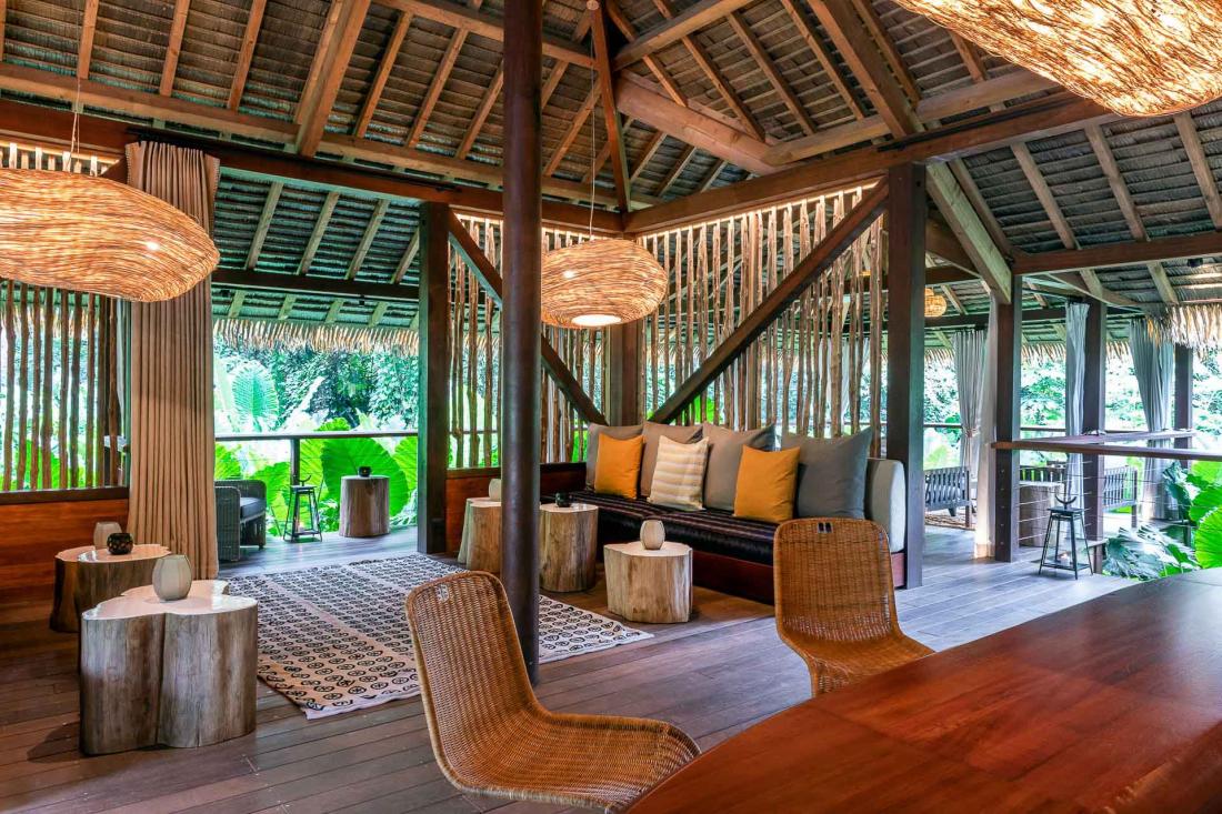 Le lobby du Sundy Praia, ouvert sur une jungle luxuriante à perte de vue