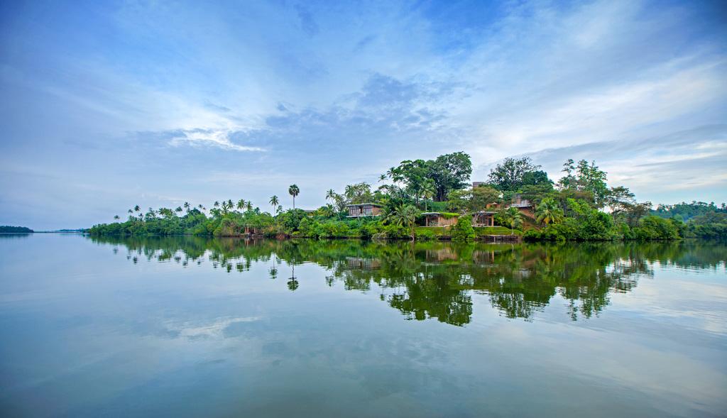 Le Tri Lanka est situé sur les rives du Lac Koggala, à deux heures de route de la capitale Colombo