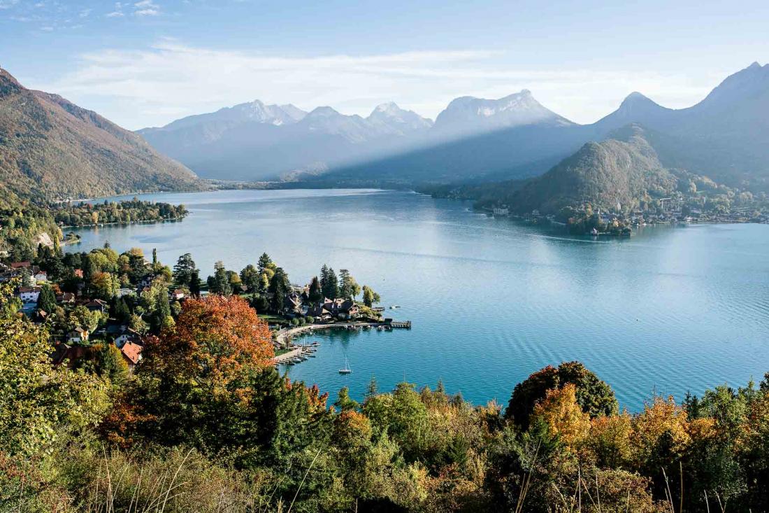 Lac aux eaux cristallines, réserve naturelle et falaises sur fond de sommets, on est à Talloires, sur la rive Est du lac d’Annecy