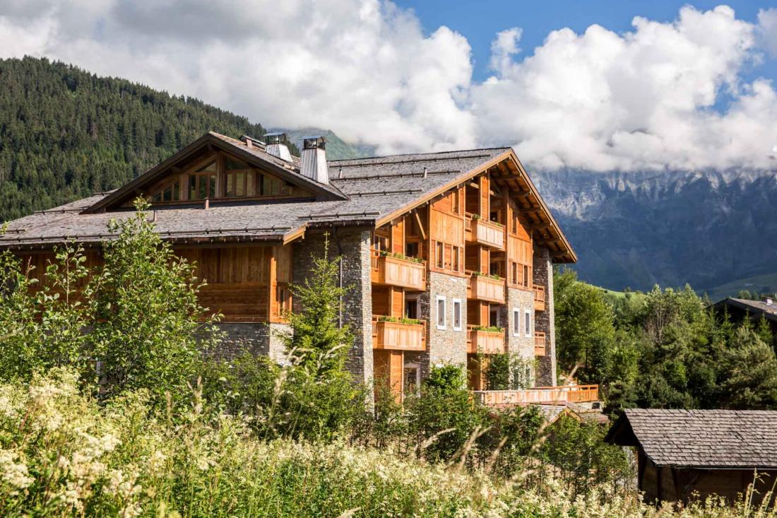 Situé sur les hauteurs de Megève, le Four Seasons Megève est au pied des pistes du Mont d’Arbois et à quelques minutes de voiture de l’altiport