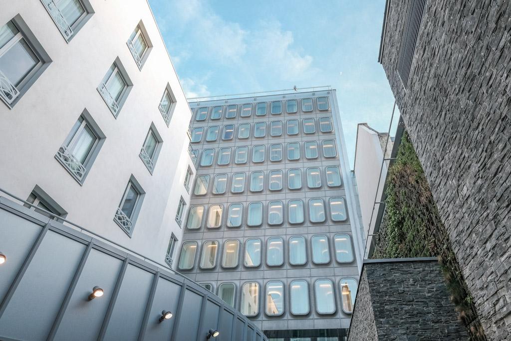 Bienvenue au Renaissance Paris République, un hôtel reconnaissable grâce à la la forme si particulière de ses fenêtres façon hublots XXLS