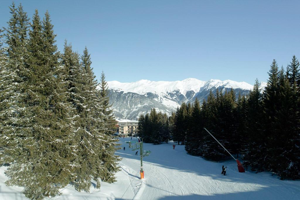 L’hôtel a la particularité d’être situé directement aux pieds des pistes de Bellecôte dans le fameux domaine des Trois Vallées