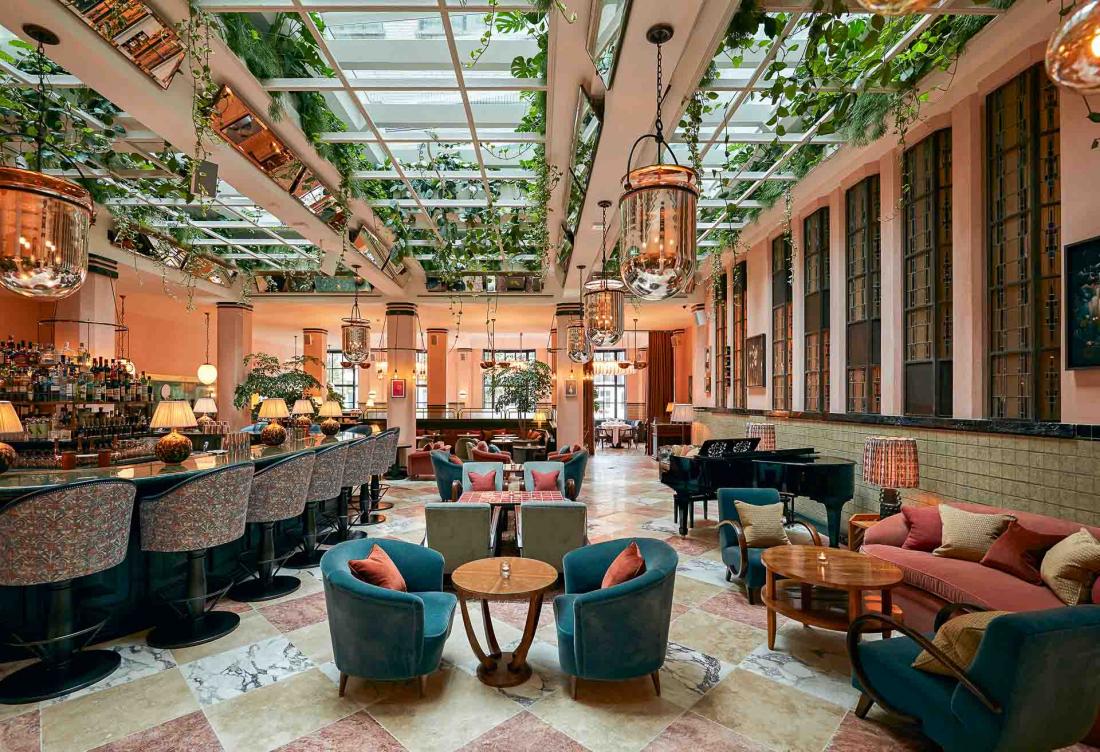 Le rez-de-chaussée est occupé par Cecconi’s, le restaurant italien signature des Soho Houses (et accessibles aux non-membres)