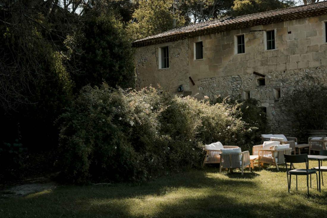 Ce mas de 800m2 est comme une île dans la nature