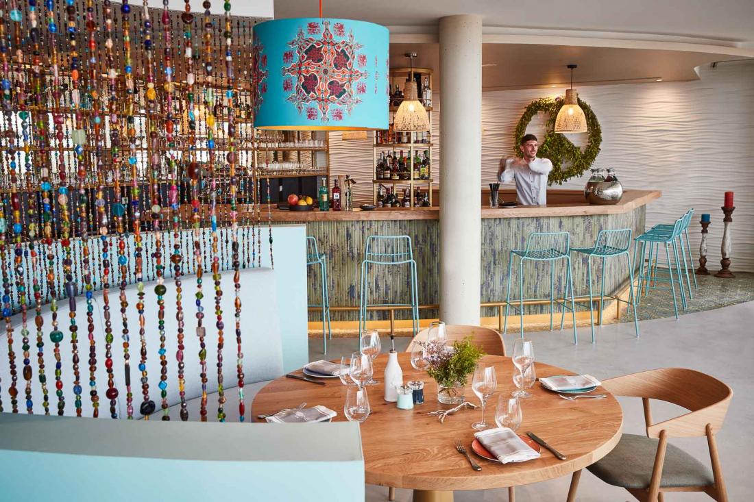 Le Cone Club est le bar-restaurant ouvert en continu, jusque tard dans la soirée
