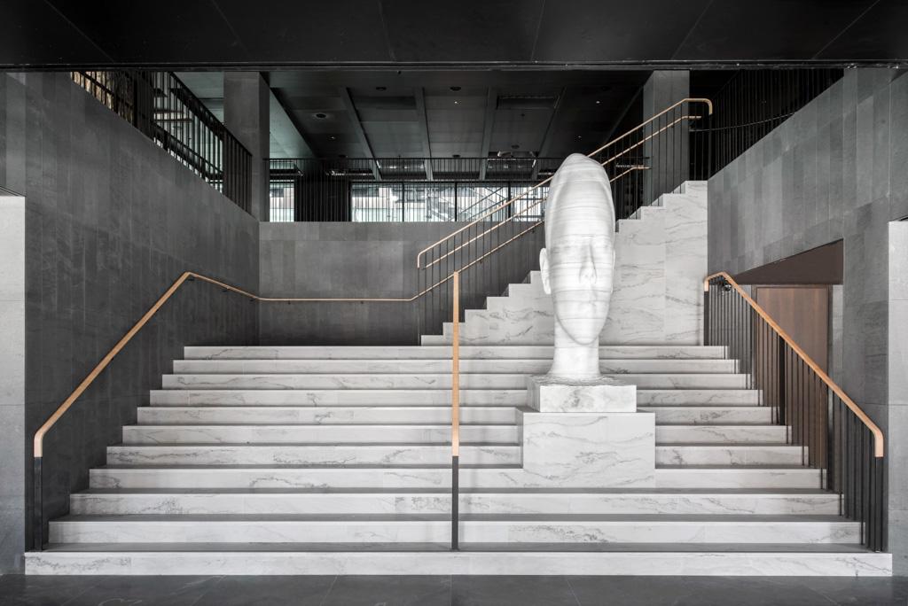 Dans le grand escalier du lobby, Mar Whispering, une statue de marbre haute de 2,5 mètres de l’artiste catalan Jaume Plensa