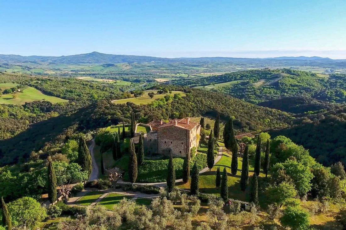 Niché dans un écrin de verdure enchanteur, l’hôtel permet de profiter d’une Toscane encore confidentielle, à l’abri loin des sentiers touristiques