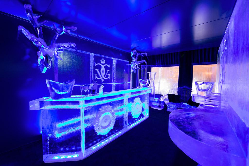À l’intérieur, un décor et lun mobilier directement sculptés dans la glace