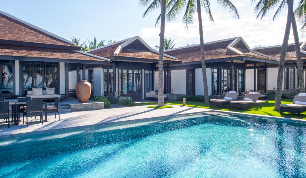 Les villas où séjournent les hôtes, installées dans des pavillons individuels, sont nombreuses à offrir le luxe de piscines privatives