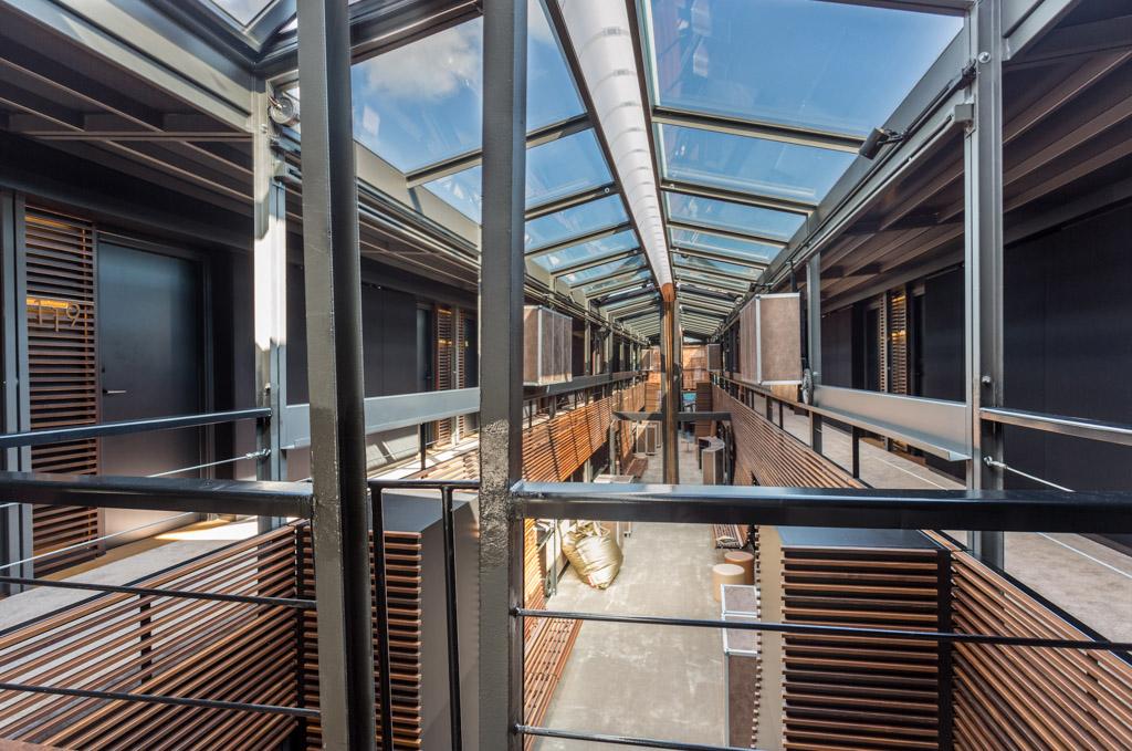 Au centre de l’hôtel, une verrière laisse entrer la lumière naturelle au cœur du bâtiment.