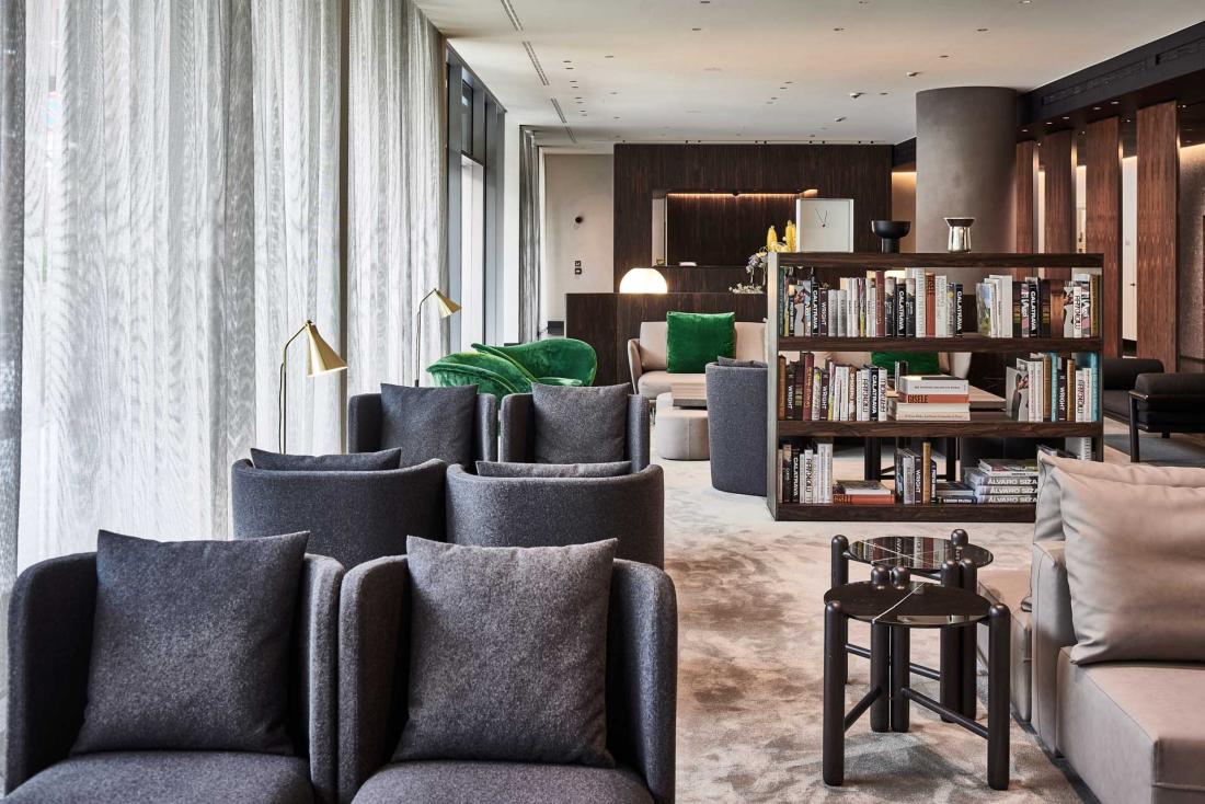 À l’intérieur de l’hôtel, les intérieurs mettent à l’honneur un décor sobre et contemporain
