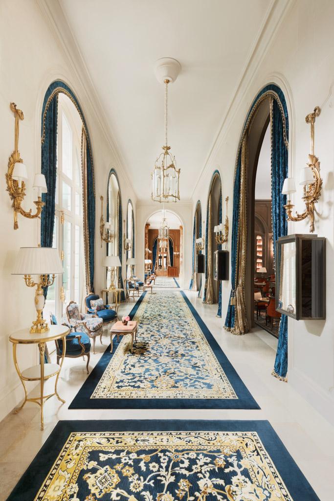 Dans l’entrée du palace, on retrouve immédiatement le style du Ritz, dépoussiéré mais fidèle à son style historique